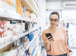 Ini Dampaknya Saat Kamu Belanja Sambil Main Handphone