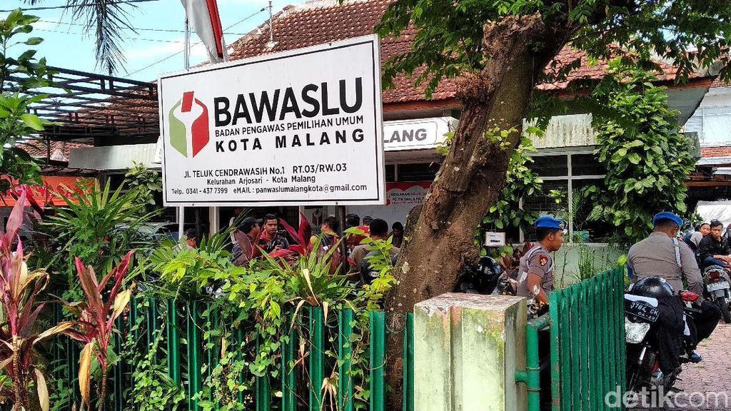 Warga Malang Serahkan Uang Serangan Fajar ke Bawaslu Warga Malang Serahkan Uang Serangan Fajar ke Bawaslu