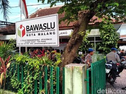 Warga Malang Serahkan Uang Serangan Fajar ke Bawaslu
