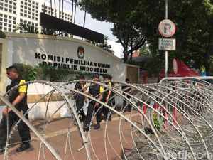 Jelang Demo Kivlan Zen, Kawat Berduri Pagari Gedung KPU
