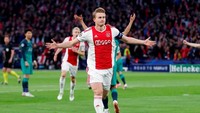 Ajax Amsterdan memang kalah 2-3 dari Tottenham Htspur. Tapi, Matthijs de Ligt pantas ada dalam susunan pemain terbaik. Dia membukukan satu gol di Johan Cruyff Arena. (Foto: Matthew Childs/Reuters)