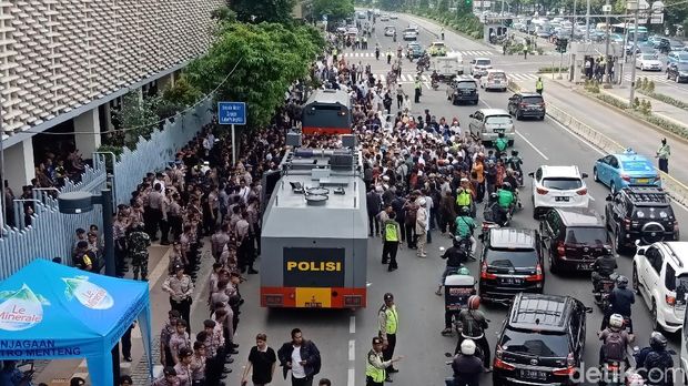 Massa Mulai Berdemo di Bawaslu