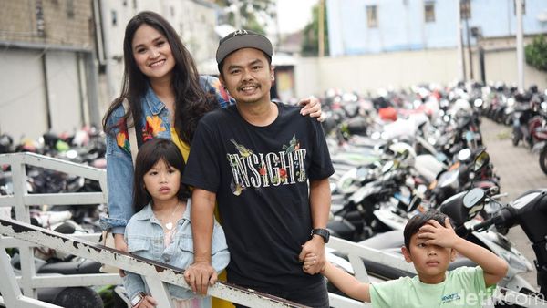 Tawa Bahagia Wendy Cagur Usai Dapat Kejutan dari Keluarga