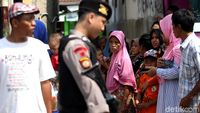 Warga Menyemut di Lokasi Bom Toko HP Bekasi