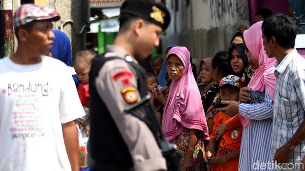 Warga Menyemut di Lokasi Bom Toko HP Bekasi