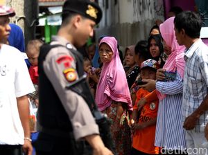 Warga Menyemut di Lokasi Bom Toko HP Bekasi Warga Menyemut di Lokasi Bom Toko HP Bekasi