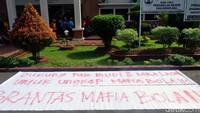 Spanduk berisi seruan untuk memberantas mafia bola dan juga dukungan untuk mengungkap kasus mafia bola pun dibentangkan di depan PN Banjarnegara.