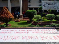 Spanduk berisi seruan untuk memberantas mafia bola dan juga dukungan untuk mengungkap kasus mafia bola pun dibentangkan di depan PN Banjarnegara.