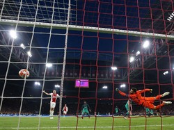 Ajax menggandakan keunggukan menjadi 2-0 di menit ke-35. Reuters/Matthew Childs