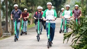 Menjajal Skuter Listrik GrabWheels di BSD City