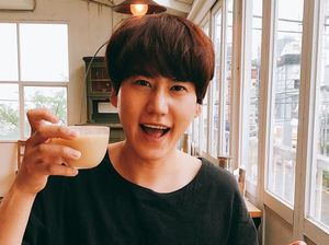 Wow! Kyuhyun Super Junior Jago Membuat Pizza Raksasa Berdiameter 60 Cm