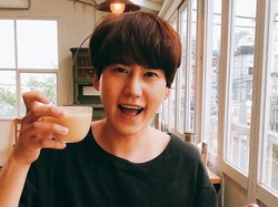 Wow! Kyuhyun Super Junior Jago Membuat Pizza Raksasa Berdiameter 60 Cm