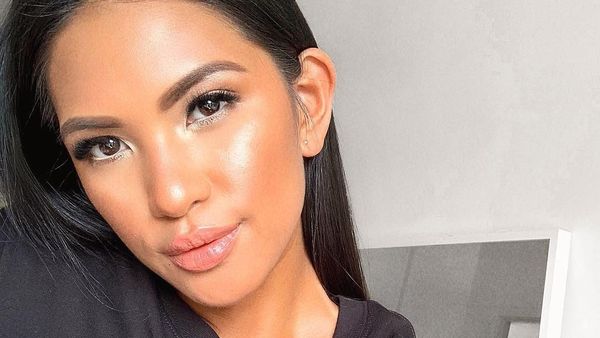 Foto: Blogger Cantik yang Dikritik Norak, Makan di Restoran Cuma Pakai Bra