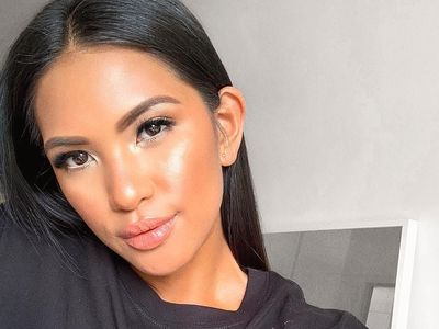 Foto: Blogger Cantik yang Dikritik Norak, Makan di Restoran Cuma Pakai Bra