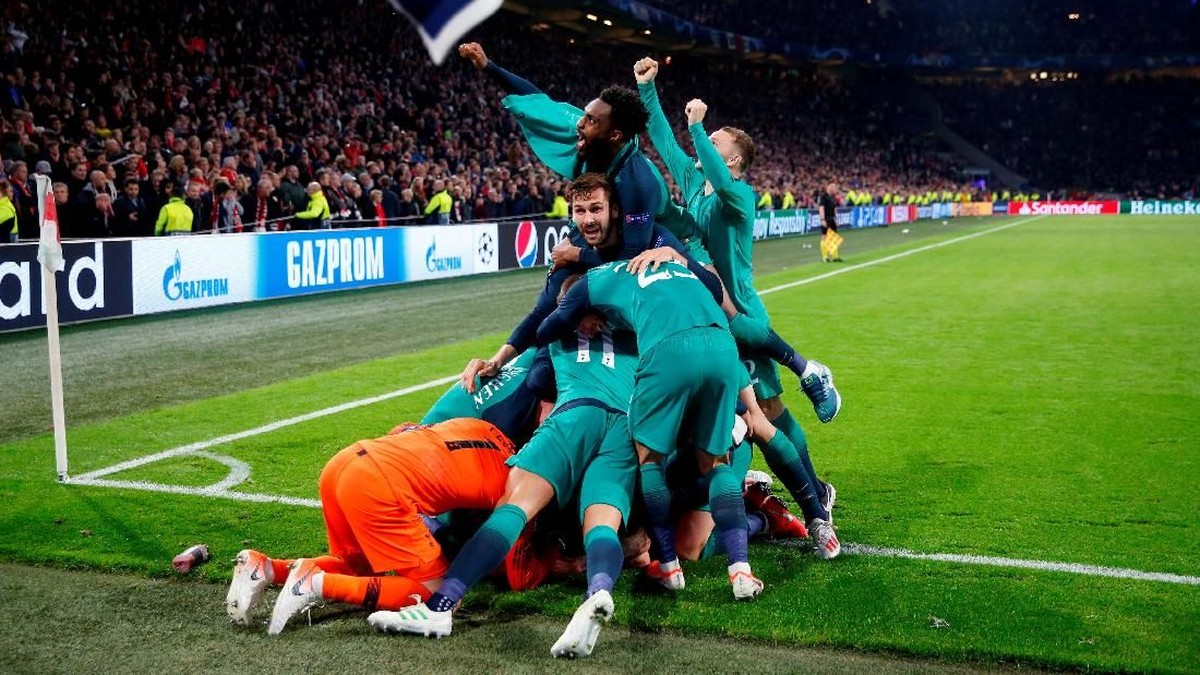 Penggawa Tottenham Hotspur merayakan gol penentu Luca Moura (Reuters/Matthew Childs)