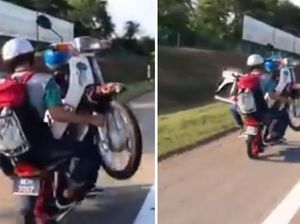 Bahaya! Ban Bocor, Motor Diangkut Pakai Motor Juga