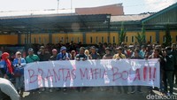 Sidang kedua kasus mafia bola digelar hari ini, Kamis (9/5/2019) di Pengadilan Negeri (PN) Banjarnegara, Jawa Tengah. Massa suporter Persibara Banjarnegara pun telah berkumpul di halaman Pengadilan Negeri Banjarnegara untuk mengawal proses pembarantasan mafia bola.