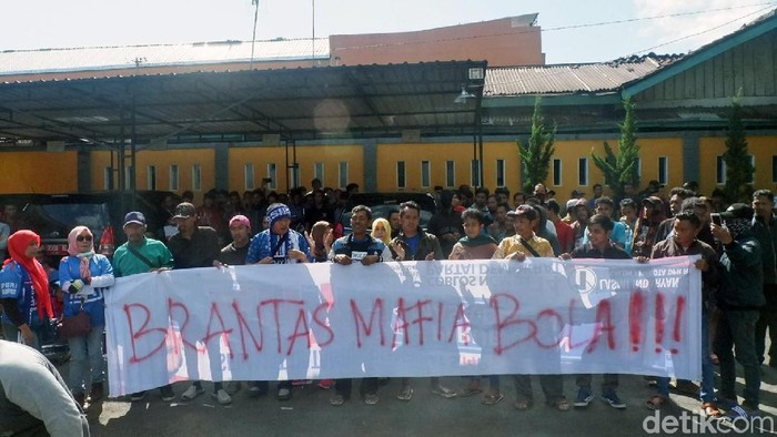 Sidang kedua kasus mafia bola kembali digelar. Massa suporter Persibara berkumpul di halaman PN Banjarnegara untuk mengawal pemberantasan mafia bola.