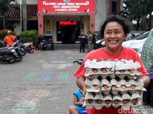 Senyum Cerah Warga Belanja Sembako di Pasar Murah Ramadhan