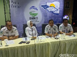 BMKG: Bibit Siklon Akibatkan Angin Kencang dan Hujan Ekstrem