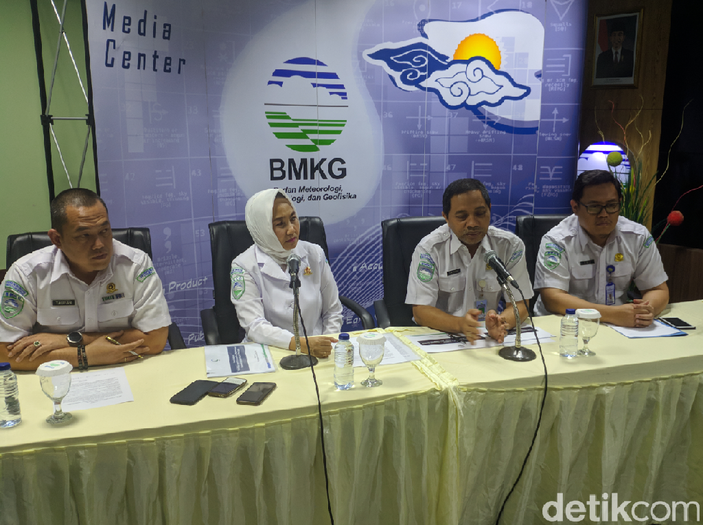 BMKG: Bibit Siklon Akibatkan Angin Kencang dan Hujan Ekstrem BMKG: Bibit Siklon Akibatkan Angin Kencang dan Hujan Ekstrem