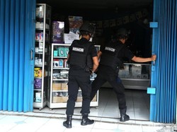 Densus 88 Olah TKP Lokasi Penyimpanan Bom di Bekasi