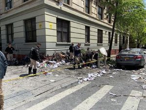 Kebakaran di Apartemen New York, 6 Orang Tewas Termasuk 4 Bocah Kebakaran di Apartemen New York, 6 Orang Tewas Termasuk 4 Bocah