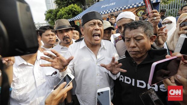 Tersangka makar Eggi Sudjana ikut berdemo menolak kecurangan pemilu di Bawaslu.
