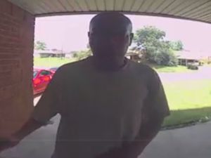 Tidak Sadar Ada Ular di Pintu, Wajah Pria Ini Kena Gigit