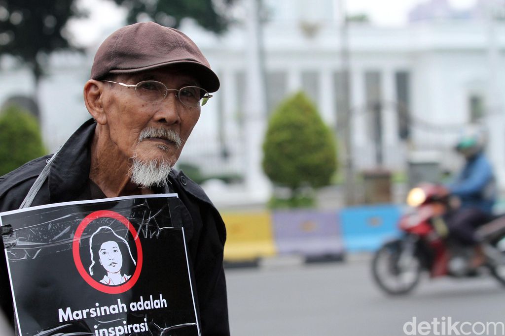 Massa aksi Kamisan membawa poster serta spanduk di depan Istana Merdeka. Kamisan kali ini memperingati 26 tahun kasus Marsinah.