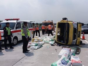 Truk Muat Semen Terguling di Tol Surabaya-Jombang, Sopir Selamat