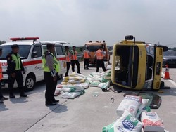Truk Muat Semen Terguling di Tol Surabaya-Jombang, Sopir Selamat