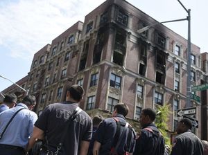 6 Orang Tewas, Begini Penampakan Apartemen New York yang Terbakar 6 Orang Tewas, Begini Penampakan Apartemen New York yang Terbakar