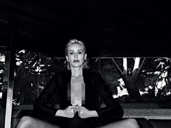 Sharon Stone Pemotretan Seksi di Usia 61, Pesonanya Tak Lekang Waktu