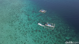 Foto Drone: Pulau dengan Perairan Sejernih Kristal di NTT