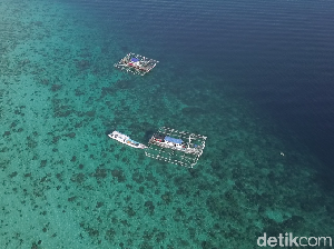 Foto Drone: Pulau dengan Perairan Sejernih Kristal di NTT