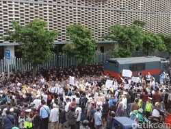 Massa Mulai Berdemo di Bawaslu