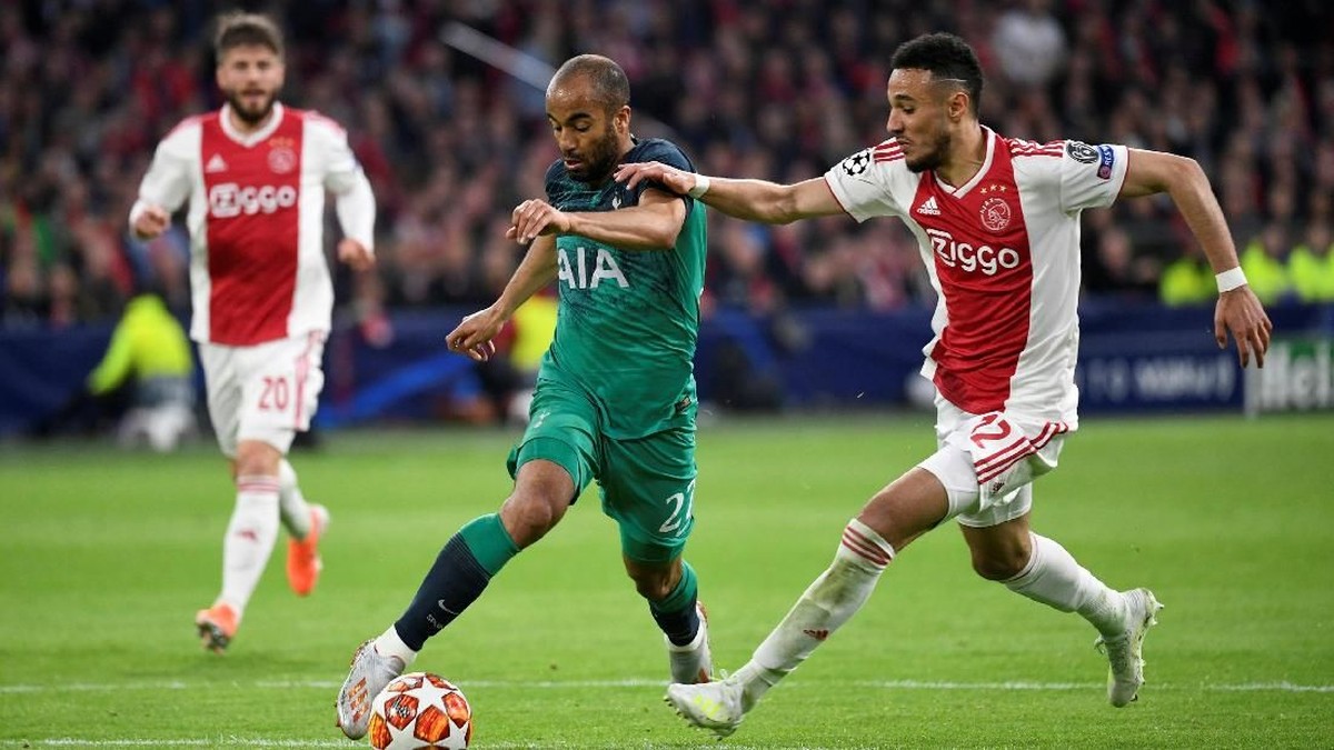 Noussair Mazraoui (kanan) berbuka puasa di tengah pertandingan. (Foto: Piroschka Van De Wouw/Reuters)