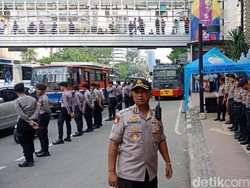 Massa Pendemo Berdatangan, Personel Gabungan Bersiaga di Bawaslu