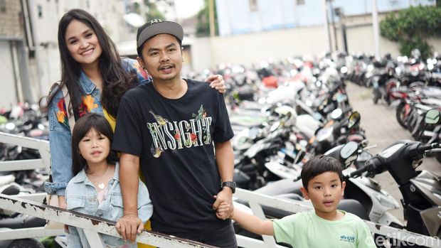 Wendy 'Cagur' bersama istri dan kedua anaknya