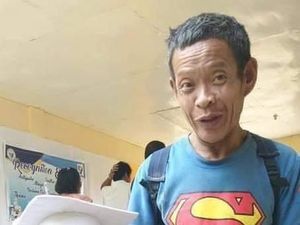 Viral, Kisah Haru Ayah Hadiri Wisuda Putrinya Tanpa Sandal Bikin Mewek