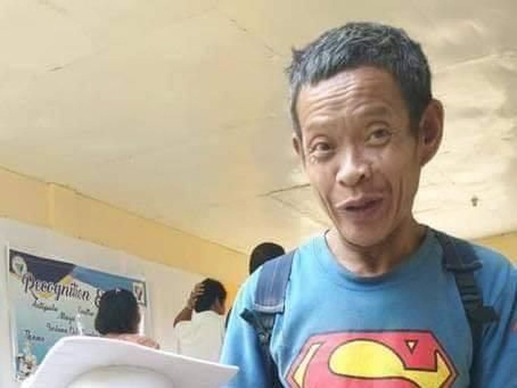 Viral, Kisah Haru Ayah Hadiri Wisuda Putrinya Tanpa Sandal Bikin Mewek Viral, Kisah Haru Ayah Hadiri Wisuda Putrinya Tanpa Sandal Bikin Mewek