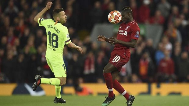 Barcelona's Spanish defender Jordi Alba (L) vies with Liverpool's Senegalese striker Sadio Mane during the UEFA Champions league semi-final second leg football match between Liverpool and Barcelona at Anfield in Liverpool, north west England on May 7, 2019. (Photo by Oli SCARFF / AFP)
