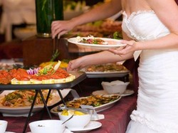 Tak Tahu Diri! Tamu Tak Diundang Bungkus Semua Makanan di Pesta Pernikahan Orang