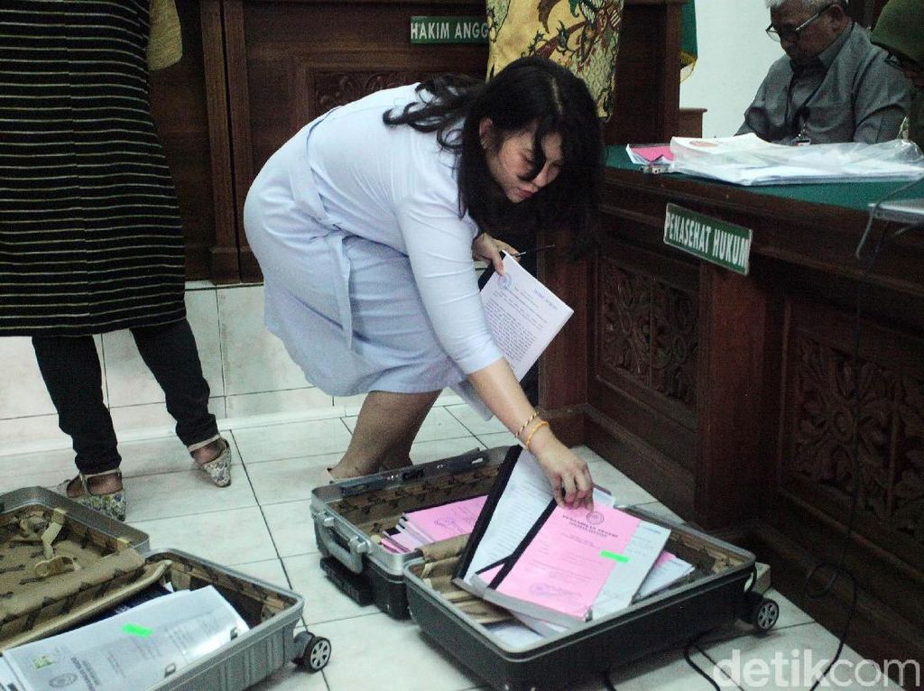 Penampakan Dua Koper Dokumen Bukti Status Tersangka Romahurmuziy Penampakan Dua Koper Dokumen Bukti Status Tersangka Romahurmuziy