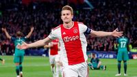 De Light membuka keunggulan Ajax 1-0 di babak pertama.