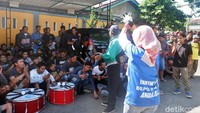 Perwakilan suporter, Irwan mengatakan kedatangannya bersama sejumlah suporter Persibara ke PN Banjarnegara untuk mendukung pemberantasan mafia bola di Indonesia.