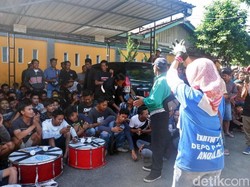 Perwakilan suporter, Irwan mengatakan kedatangannya bersama sejumlah suporter Persibara ke PN Banjarnegara untuk mendukung pemberantasan mafia bola di Indonesia.