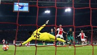 Lucas Moura membobol gawang Ajax. Dalam pertandingan ini, dia tiga kali membobol gawang lawan. Tiga gol itu dicetak di menit ke-55, 59, dan 90.  Reuters/Matthew Childs