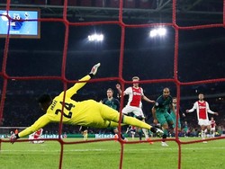 Lucas Moura membobol gawang Ajax. Dalam pertandingan ini, dia tiga kali membobol gawang lawan. Tiga gol itu dicetak di menit ke-55, 59, dan 90.  Reuters/Matthew Childs